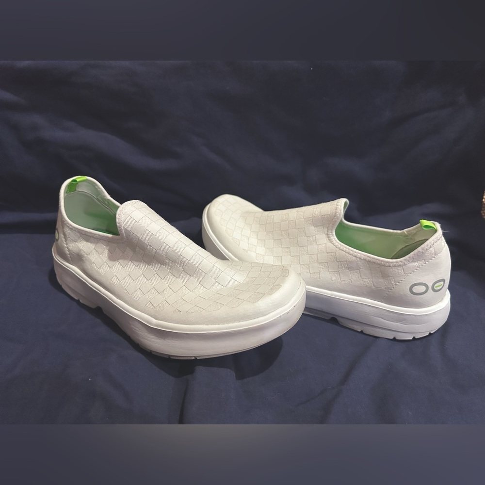 Women’s Oofos OOMG EEZEE low shoe - white checker.